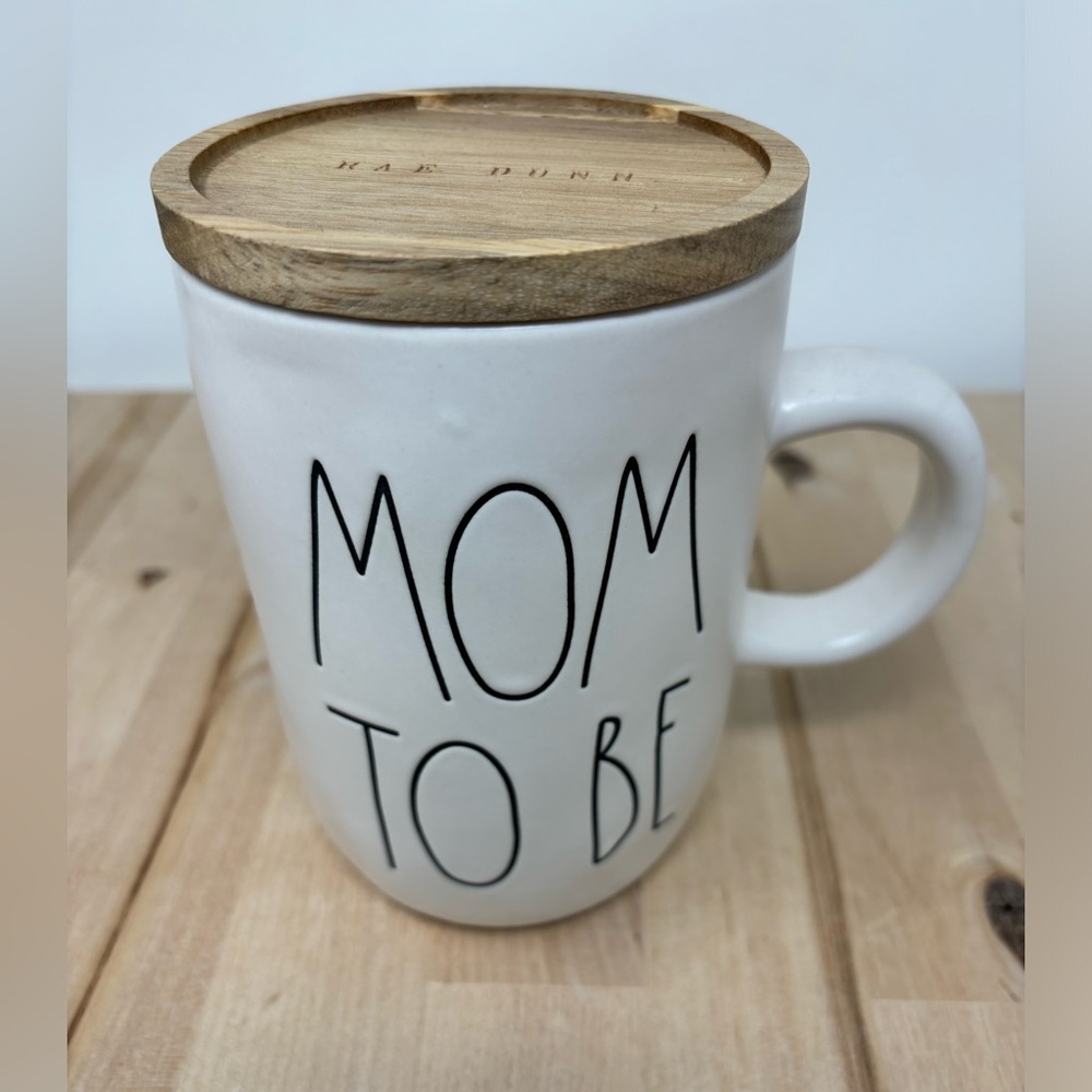 Rae Dunn MOM TO BE Mug White with Wooden Top and Black Lettering New